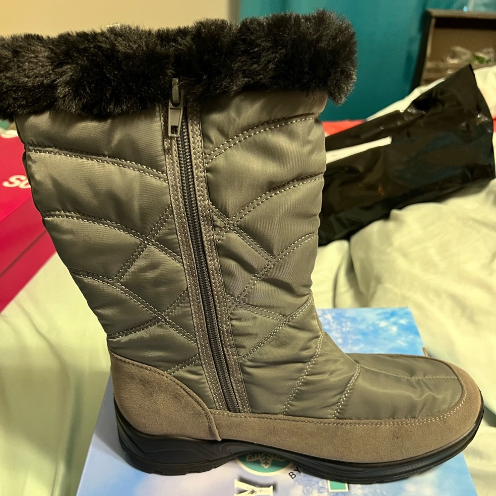 Easy Dry Rain/Snow boots  Waterproof Brand New size 7